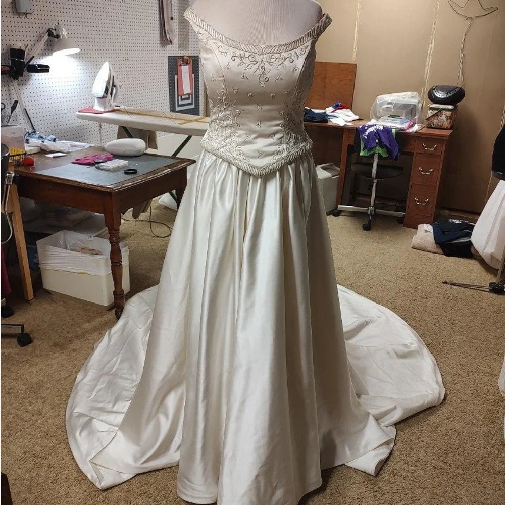 Wedding Dress - Picture 2 of 9